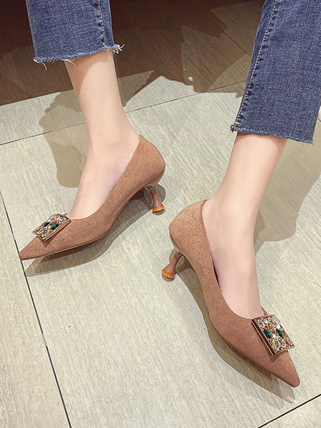 Μοντέρνα γυναικεία μυτερά παπούτσια με πέτρες