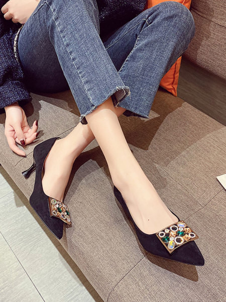 Μοντέρνα γυναικεία μυτερά παπούτσια με πέτρες