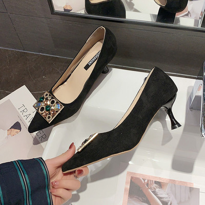 Дамски обувки заострен модел от еко велур и с цветни камъни