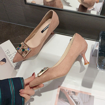 Дамски обувки заострен модел от еко велур и с цветни камъни