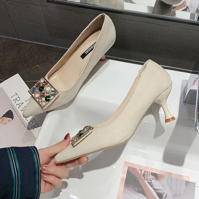 Дамски обувки заострен модел от еко велур и с цветни камъни