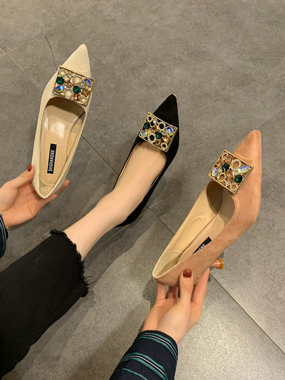 Дамски обувки заострен модел от еко велур и с цветни камъни