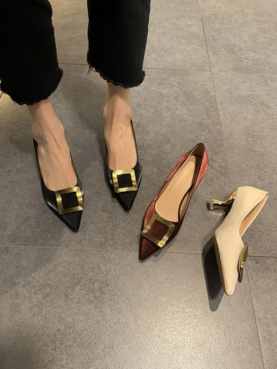 Стилни дамски обувки от метална катарама и 7см ток