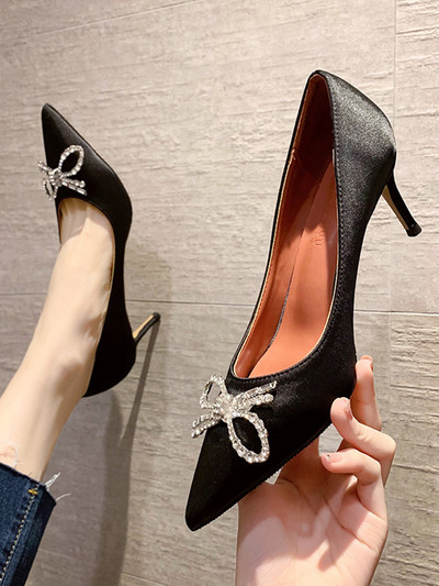 Модерни дамски заострени обувки с панделка и висок ток