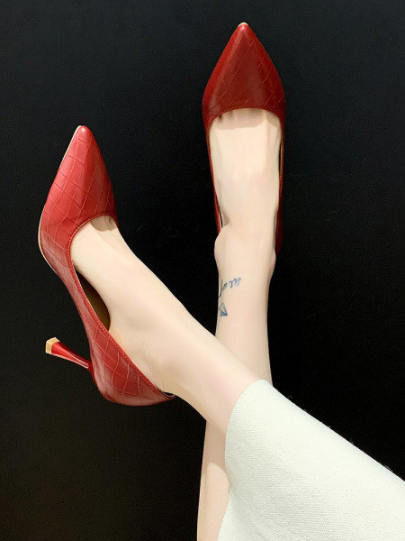 Uus kõrgete kontsadega naiste nahast kingade mudel - mitut värvi