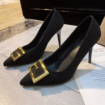 Metallist kaunistusega teravaotsaliste kingade uus mudel