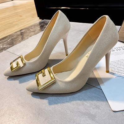 Metallist kaunistusega teravaotsaliste kingade uus mudel