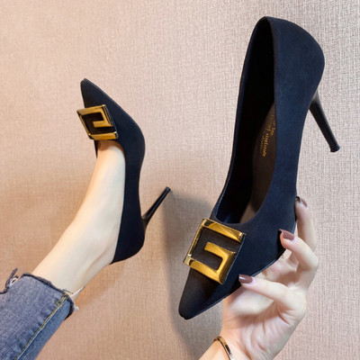 Metallist kaunistusega teravaotsaliste kingade uus mudel