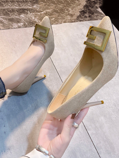 Metallist kaunistusega teravaotsaliste kingade uus mudel