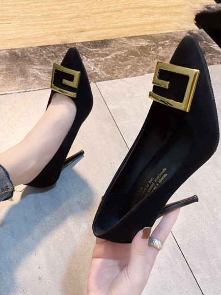 Metallist kaunistusega teravaotsaliste kingade uus mudel