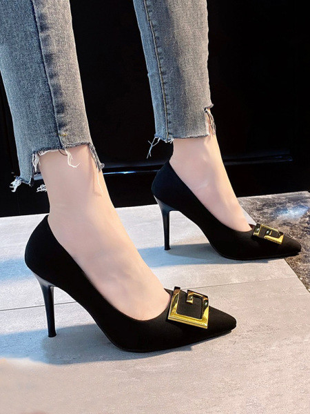 Metallist kaunistusega teravaotsaliste kingade uus mudel