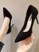 Lihtne kõrgete kontsadega öko-seemisnahast kingade mudel