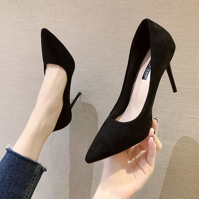 Lihtne kõrgete kontsadega öko-seemisnahast kingade mudel