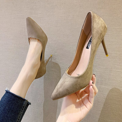 Lihtne kõrgete kontsadega öko-seemisnahast kingade mudel