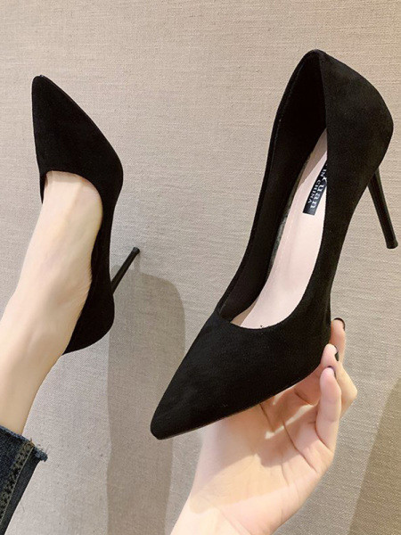 Lihtne kõrgete kontsadega öko-seemisnahast kingade mudel