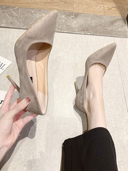 Lihtne kõrgete kontsadega öko-seemisnahast kingade mudel