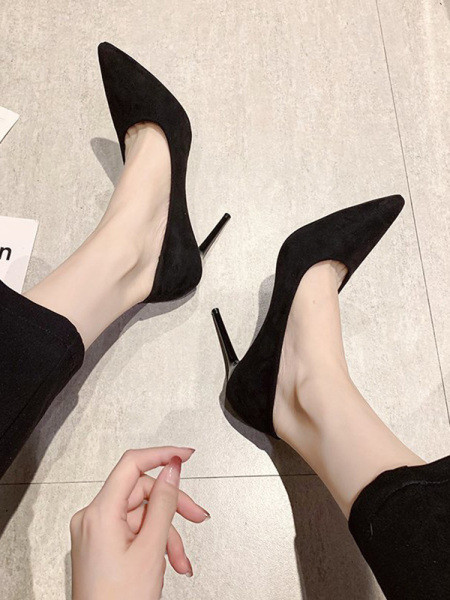 Lihtne kõrgete kontsadega öko-seemisnahast kingade mudel