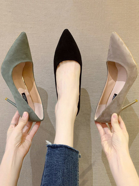 Lihtne kõrgete kontsadega öko-seemisnahast kingade mudel