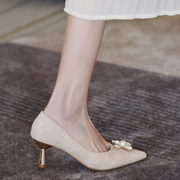 Lillega terava mudeliga naiste kingad