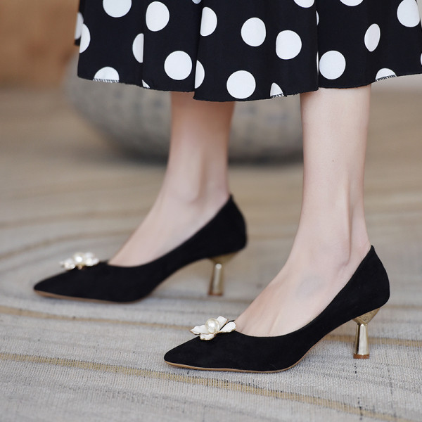 Lillega terava mudeliga naiste kingad