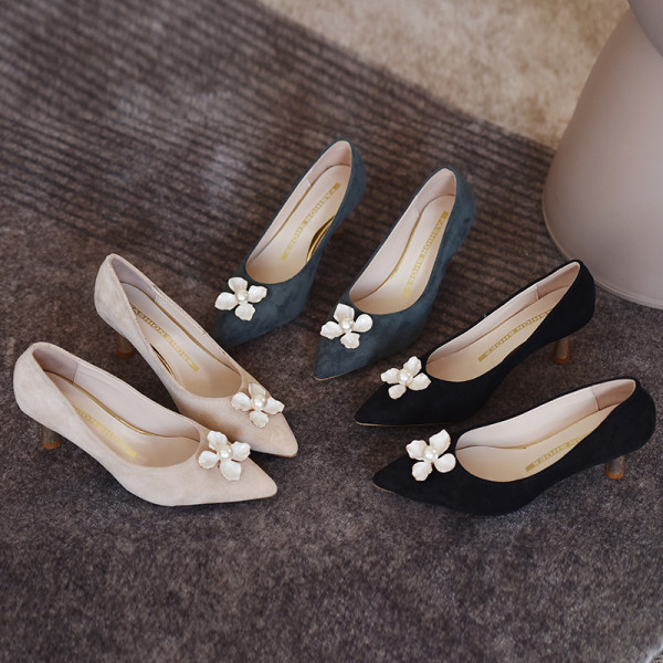 Заострен модел дамски обувки с цвете