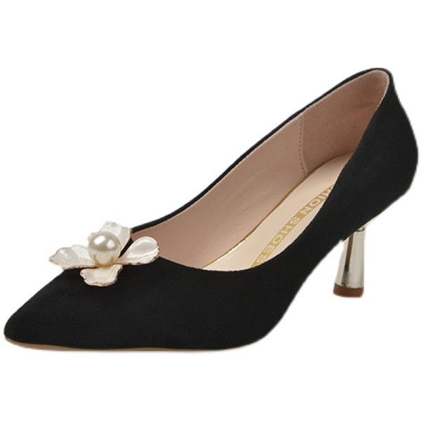 Lillega terava mudeliga naiste kingad