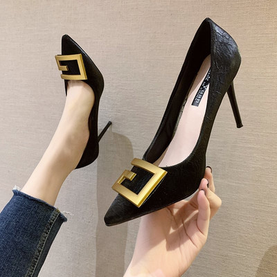 Дамски обувки с метална декорация