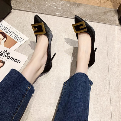 Дамски обувки с метална декорация