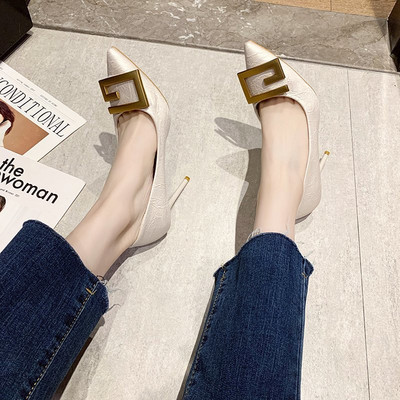 Дамски обувки с метална декорация