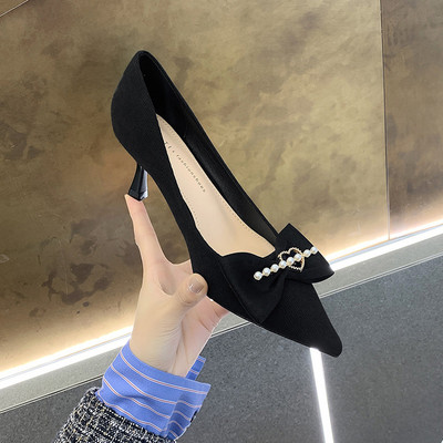 Moodsad naiste kingad kõrgete kontsadega ja pärlitega paelaga