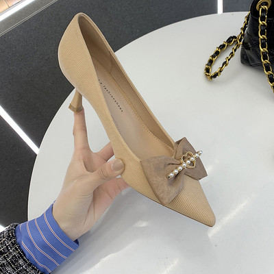 Moodsad naiste kingad kõrgete kontsadega ja pärlitega paelaga