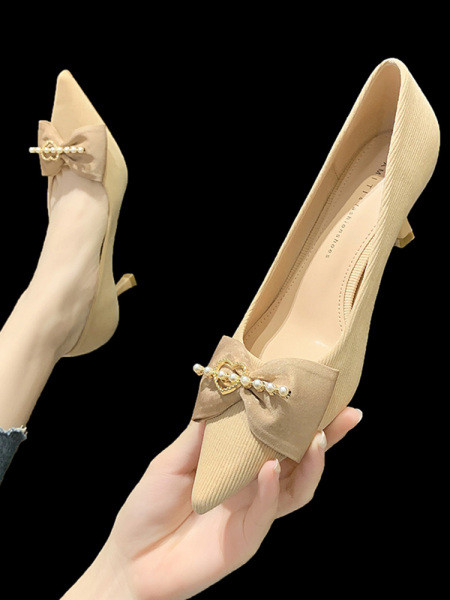 Moodsad naiste kingad kõrgete kontsadega ja pärlitega paelaga