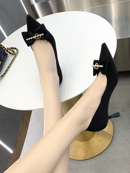 Moodsad naiste kingad kõrgete kontsadega ja pärlitega paelaga