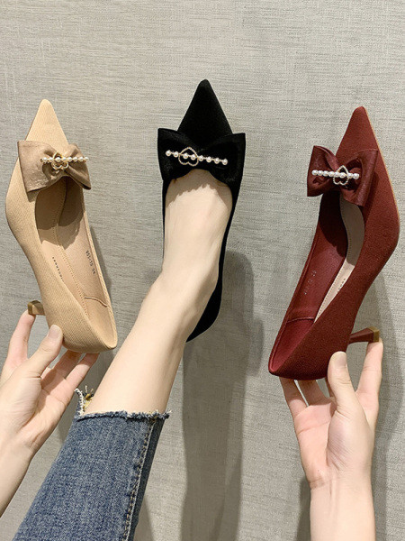 Moodsad naiste kingad kõrgete kontsadega ja pärlitega paelaga