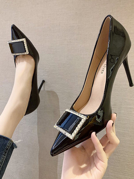 Pantofi eleganti din piele lacuita cu decor metalic si pietre