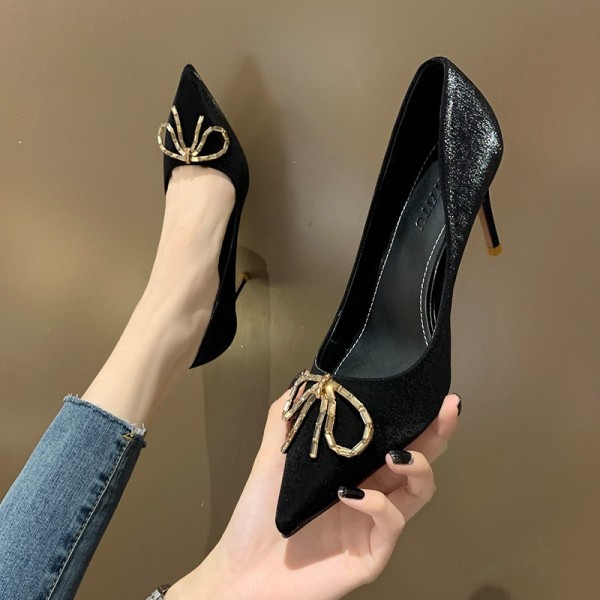 Uus elegantsete paelaga kingade mudel