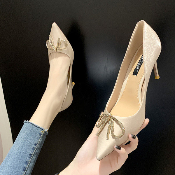 Uus elegantsete paelaga kingade mudel