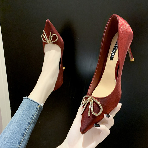 Uus elegantsete paelaga kingade mudel