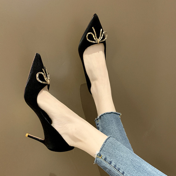 Uus elegantsete paelaga kingade mudel