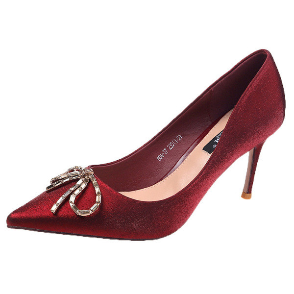 Uus elegantsete paelaga kingade mudel