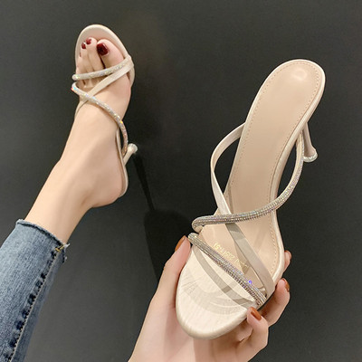 Elegantsed kuldsete rihmade ja kivikestega sussid