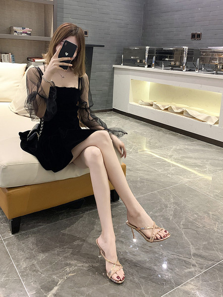 Elegantsed kuldsete rihmade ja kivikestega sussid