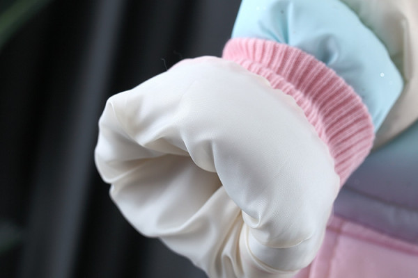 Детско яке подходящо за момичета с преливащи цветове и 3D елемент