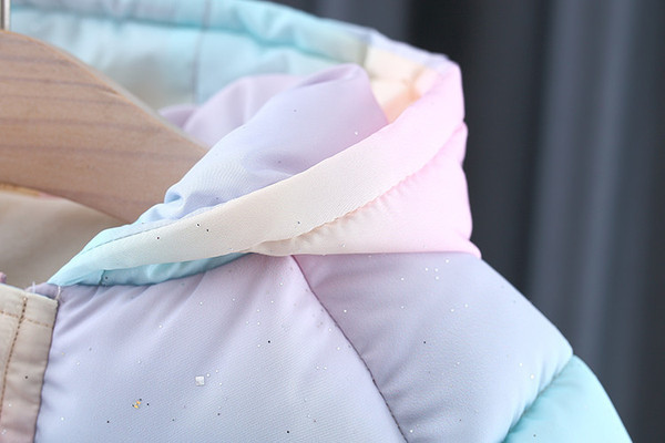 Детско яке подходящо за момичета с преливащи цветове и 3D елемент