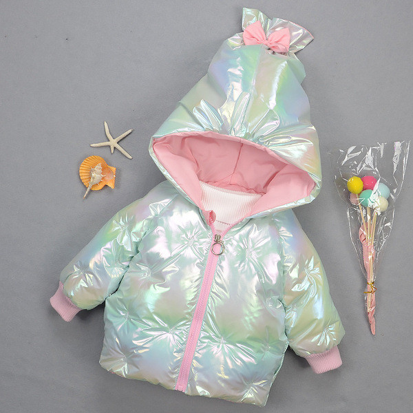 Vaikiška striukė mergaitei su kaspinu ant gobtuvo