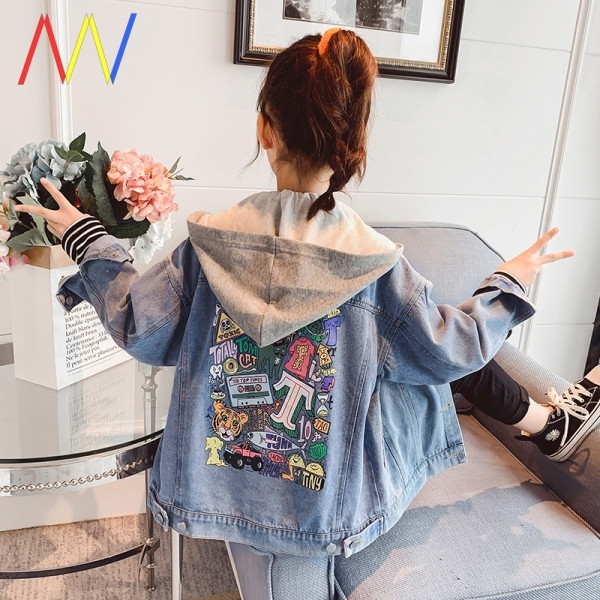 Модерно дънково яке с цветна апликация и качулка