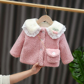Детско яке с чанта с копчета и дантела