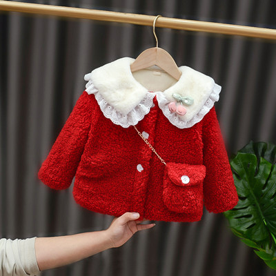 Детско яке с чанта с копчета и дантела