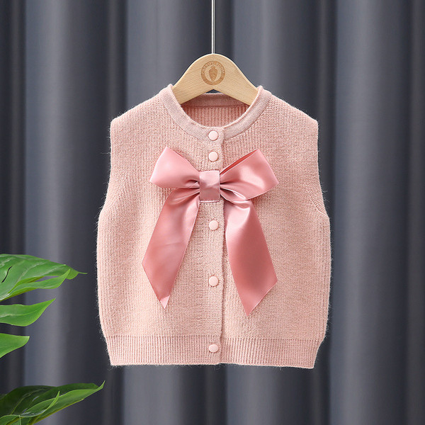 Laste kootud vest nööpide ja paelaga