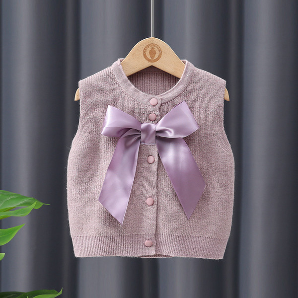 Laste kootud vest nööpide ja paelaga